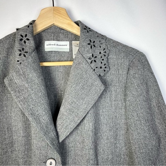 Alfred Dunner Petite Light Gray Laser Cut Floral Button Front Suit Blazer 6P - Picture 3 of 5